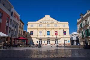 budynek z napisem na górze w obiekcie Del Parque Flats - Cervantes w Maladze