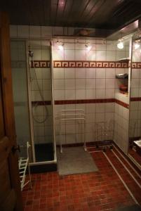 y baño alicatado con ducha y ducha a ras de suelo. en Gîte du Thalala, en Bernardvillé