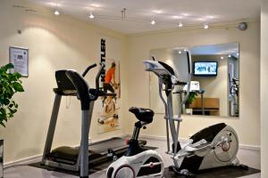 The fitness centre and/or fitness facilities at TRYP by Wyndham Halle