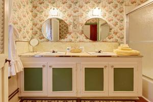 bagno con lavandino e 2 specchi di Margaretville Mountain Inn B&B a Margaretville