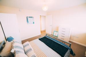 1 dormitorio con 1 cama y 1 sofá en City centre penthouse apartment, en Belfast