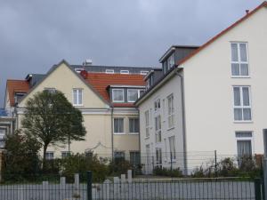 ヴィーク・アウフ・リューゲンにあるWohnung am Boddenの一棟の家並み