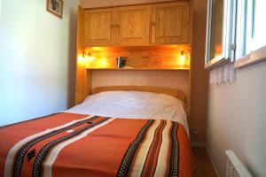 Un pat sau paturi într-o cameră la Appartements dans Résidence de Luchon