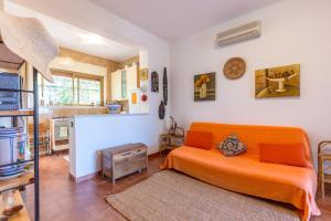 カリーニにあるVilla Violettaのベッドルーム(オレンジ色のベッド1台付)、キッチン