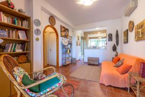 ein Wohnzimmer mit einer Couch und einem Sessel in der Unterkunft Villa Violetta in Carini