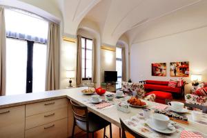 cocina y sala de estar con mesa y sillas en B&B al 19, en Verona