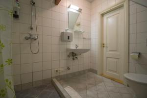 un bagno con doccia, lavandino e WC di Tampere Maja a Tartu