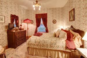 Tempat tidur dalam kamar di Margaretville Mountain Inn B&B