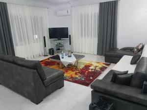 salon z 2 kanapami i telewizorem z płaskim ekranem w obiekcie Bourlis Apartments w mieście Asprovalta
