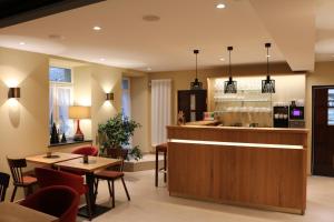 a restaurant with a counter and tables and chairs at Alte Schmiede zu Trarbach in Traben-Trarbach