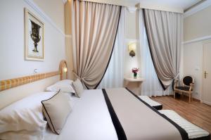 Un pat sau paturi într-o cameră la Grand Hotel Vittoria