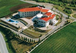 une vue aérienne sur une grande maison avec des toits rouges dans l'établissement Hotel Αchillion Grevena, à Grevená
