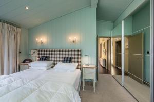 Postel nebo postele na pokoji v ubytování Aberdaron Lodge