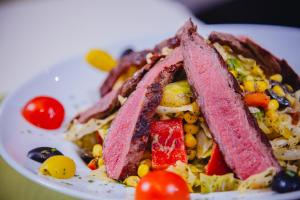 Makanan di atau berdekatan rumah tamu ini