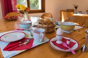 tavolo da pranzo con tavolo e uova e piatti di B&B Kalimera Pratteln a Pratteln