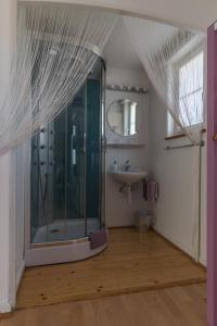 uma casa de banho com um chuveiro e um lavatório. em B&B Kalimera Pratteln em Pratteln