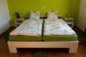 due letti uno accanto all'altro in una stanza di B&B Kalimera Pratteln a Pratteln