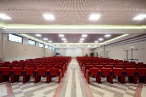 una sala conferenze vuota con sedie rosse di Grand Hotel Vittoria a Montecatini Terme