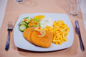 Makanan di atau berdekatan rumah tamu ini