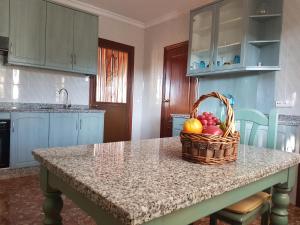 une corbeille de fruits sur un comptoir dans une cuisine dans l'établissement Casa de Campo Carmeli, à Baena