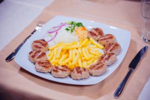 Makanan di atau berdekatan rumah tamu ini