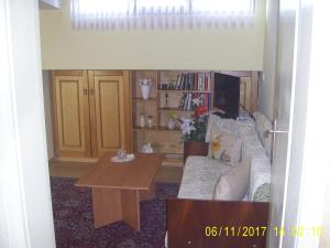 ein Wohnzimmer mit einem Sofa und einem Tisch in der Unterkunft Studio Pleven Center in Plewen