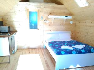 sypialnia z łóżkiem w drewnianym pokoju w obiekcie Camping Riaza w mieście Riaza