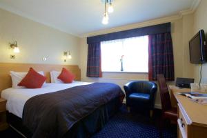 Кровать или кровати в номере Warrington Fir Grove Hotel, Sure Hotel Collection by BW