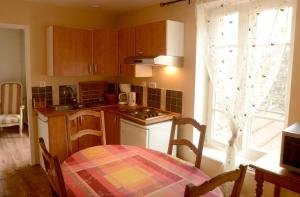 una pequeña cocina con mesa y ventana en Residence des Bains en Plombières-les-Bains