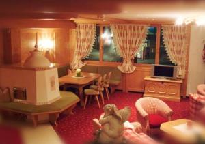 シュルンスにあるSporthotel Sonneの人形の家のリビングルーム(ソファに人形が座っている)