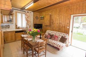 uma sala de estar com uma mesa e um sofá em Maison de la coutetta em Morzine