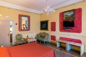 sala de estar con cama y TV en Antica Residenza D'Azeglio Room&Breakfast di Charme, en Bolonia