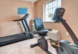 Fitness centrum a/nebo fitness zařízení v ubytování Cobblestone Inn & Suites - Big Lake