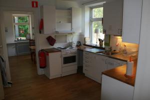 Majoituspaikan Hallandsåsen Hostel keittiö tai keittotila