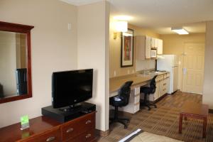 En TV eller et underholdningssystem på Extended Stay America Suites - Houston - Katy Freeway - Energy Corridor