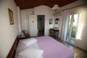 um quarto com uma cama grande num quarto em Meltemi em Batsi