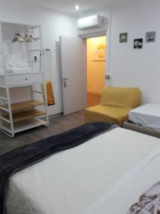 una camera con un letto, una scala e una porta di Dolce Vita Lovely Suites a Cavriago