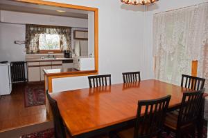 uma sala de jantar com uma mesa de madeira e cadeiras em Village Suites em Margaretville
