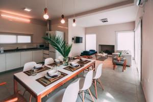 cocina y sala de estar con mesa y sillas en Azalea Luxury Lodge en San Rafael
