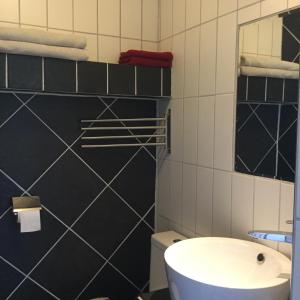 Koupelna v ubytování Mamma Carinas Pensionat B&B + 17 fotografií