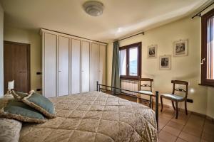 1 dormitorio con 1 cama grande y 1 silla en La Residenza di Carolina, en Cassino