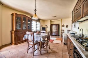 cocina con mesa, sillas y barra en La Residenza di Carolina, en Cassino