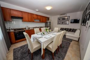 Kuchnia lub aneks kuchenny w obiekcie Sunset Deluxe Villa