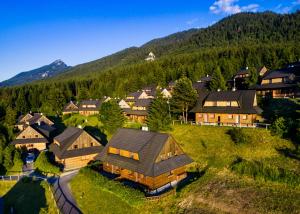 widok z góry na dom w górach w obiekcie Apartmán Vŕšky Terchová w Tierchowej