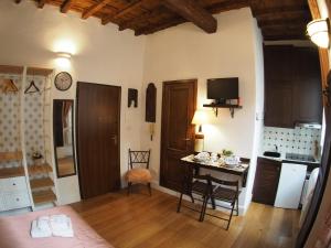 salon ze stołem i kuchnią w obiekcie Nido de' Pitti we Florencji +13 zdjęć
