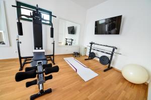 Centrum fitness w obiekcie Sunset Deluxe Villa