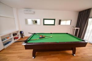 Stół bilardowy w obiekcie Sunset Deluxe Villa