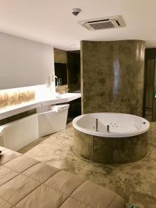 ein Bad mit Badewanne in der Mitte eines Zimmers in der Unterkunft Hotel do Parque in Viana do Castelo