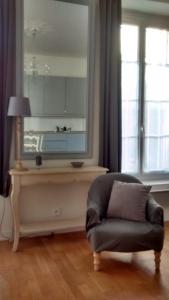 ベルサイユにあるLe Petit Mansartのリビングルーム(椅子、大きな鏡付)