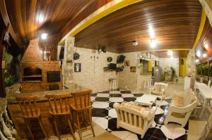 a room with a bar and a table and chairs at Sitio Recanto dos Meus Sonhos in Teresópolis